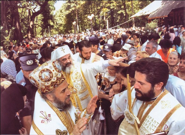 27 iulie 2009 - Preafericitul Părinte Patriarh Daniel întâmpinat de pelerinii veniţi la hramul Mănăstirii ,,Sf. Mc. Pantelimon” - Lacu Sărat
