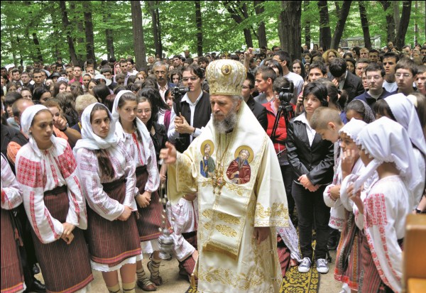 Înaltpreasfinţitul Părinte Arhiepiscop Casian în mijlocul tinerilor liceeni