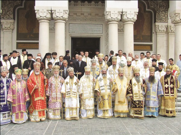 17 octombrie 2006 - Preafericitul Părinte Patriarh Daniel în fruntea unui sobor de ierarhi ai Bisericii Ortodoxe Române la resfinţirea Catedralei din Galaţi