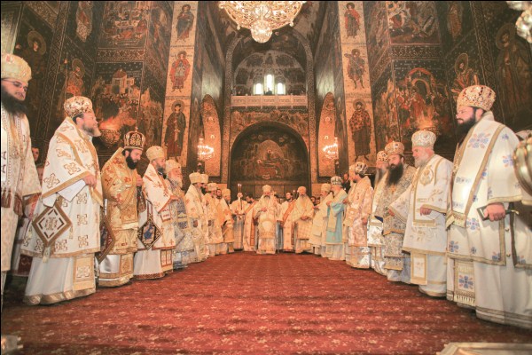 27 septembrie 2009 - Preafericitul Părinte Patriarh Daniel împreună cu un sobor de ierarhi oficiind Sfânta Liturghie în Catedrala Arhiepiscopală a Dunării de Jos