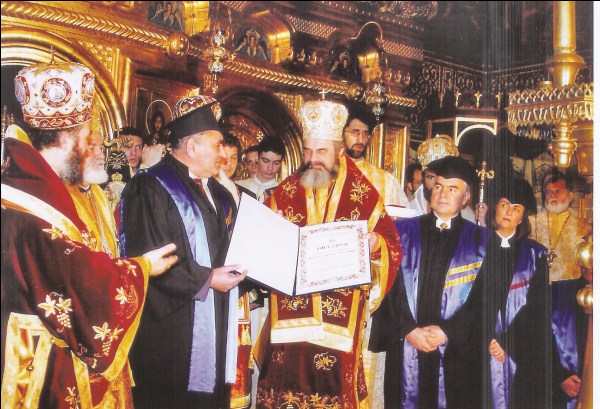 30 noiembrie 2003 - Preafericitul Părinte Patriarh Daniel primind titlul de ,,Senator de onoare” al Universităţii ,,Dunărea de Jos” din Galaţi