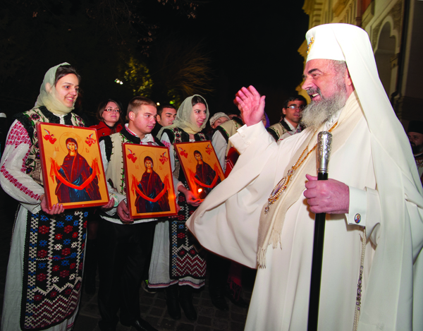 Preafericitul Părinte Patriarh Daniel binecuvântând pelerinajul tinerilor ASCOR - Galaţi