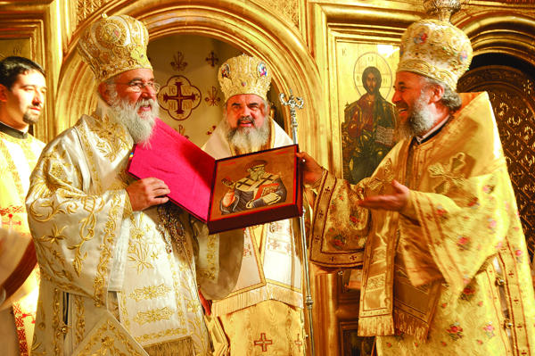 Înaltpreasfinţitul Părinte Arhiepiscop Casian oferind icoana Sfântului  Spiridon Înaltpreasfinţitului Mitropolit Nectarie de Corfu şi Paxos (Grecia)
