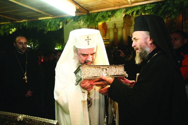 Preafericitul Părinte Patriarh Daniel închinându-se la moaştele Sfântului Spiridon
