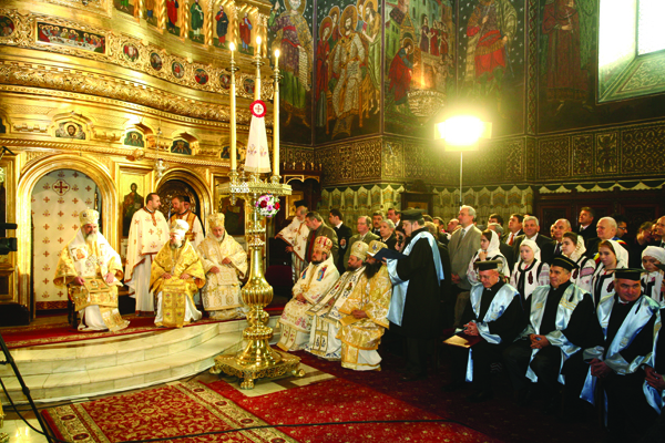 Înaltpreasfinţitul Părinte Arhiepiscop Casian oferind icoana Sfântului  Spiridon Înaltpreasfinţitului Mitropolit Nectarie de Corfu şi Paxos (Grecia)