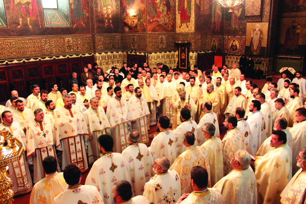 Preoţii din protoieriile Galaţi şi Brăila slujind Sfânta Liturghie arhierească în Catedrala Arhiepiscopală