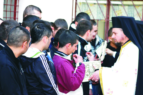 Sfântul Nicolaebinecuvântând deţinuţii de la Penitenciarul Brăila