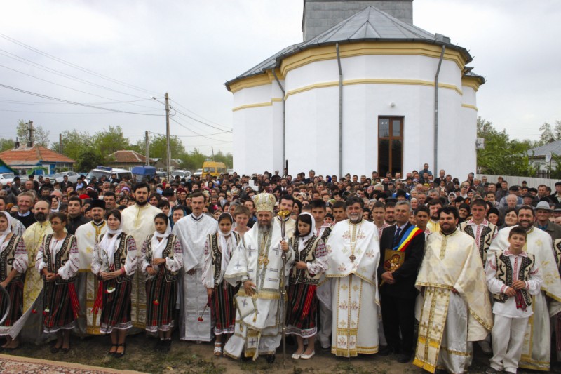 Ierarhul Dunării de Jos împreună cu slujitorii şi credincioşii prezenţi la sfinţire