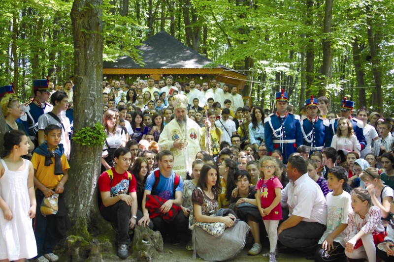 4 iunie 2012: Pelerinajul anual al tinerilor liceeni la hramul Mănăstirii Buciumeni