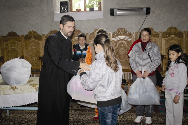 Oferirea de pachete cu îmbrăcăminte pentru copiii familiilor sinistrate din Pechea