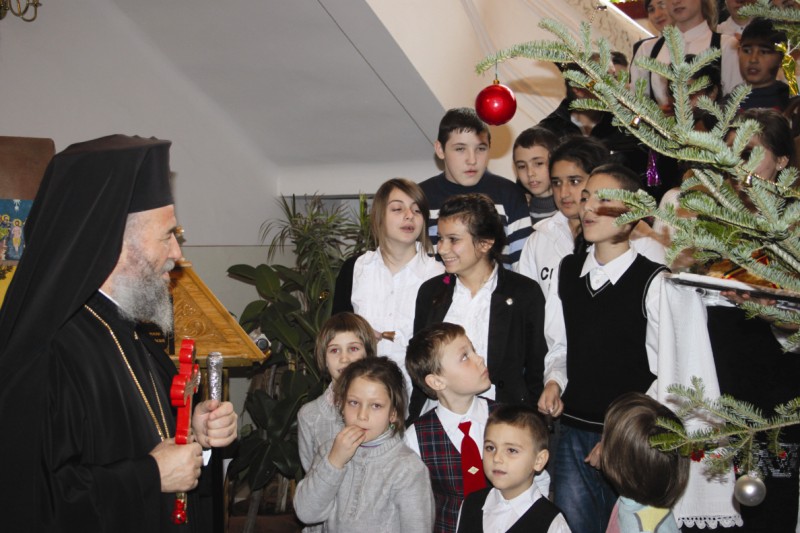 Binecuvântare arhierească pentru copiii de la Aşezământul filantropic ,,Sf. Vasile cel Mare” din Galaţi, cu ocazia hramului