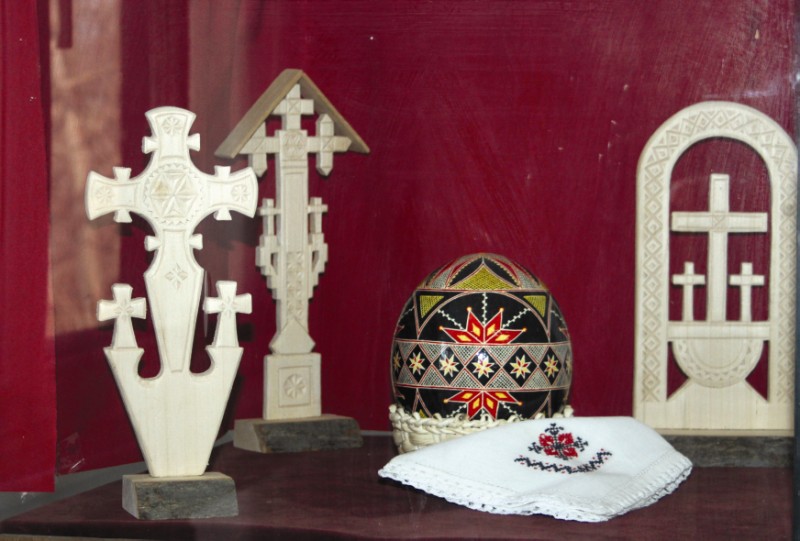 Aspecte din expoziţia ,,Motivul crucii în arta populară tradiţională românească”