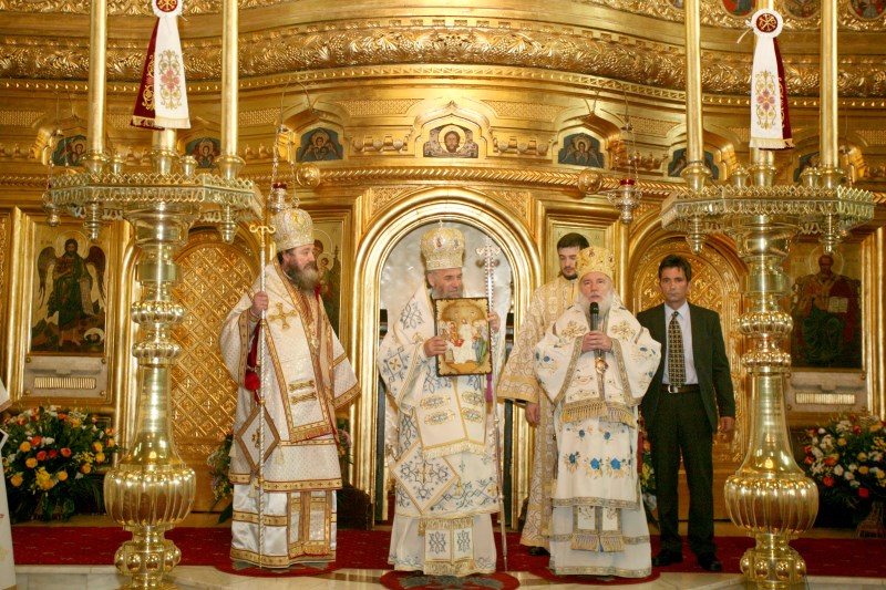 Preasfinţitul Părinte Visarion al Tulcii oferind în dar o icoană Înaltpreasfinţitului Părinte Casian al Dunării de Jos