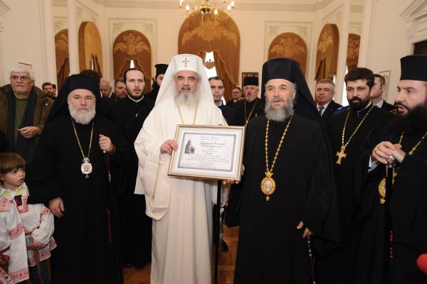 Înaltpreasfinţitul Părinte Arhiepiscop Casian înmânând Preafericitului Părinte Patriarh Daniel Diploma de Excelenţă ,,Pro fide, litteris et arte”