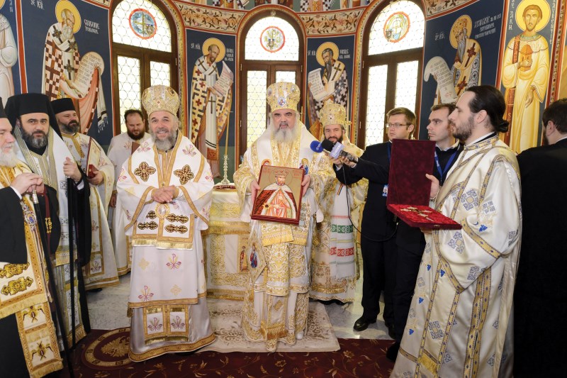 012_3741 27 noiembrie 2014: Preafericitul Părinte Patriarh Daniel şi Înaltpreasfinţitul Părinte Arhiepiscop Casian la sfinţirea capelei Muzeului Istoriei, Culturii şi Spiritualităţii Creştine de la Dunărea de Jos
