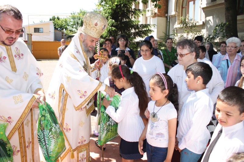 ÎPS Arhiepiscop Casian oferind daruri copiilor