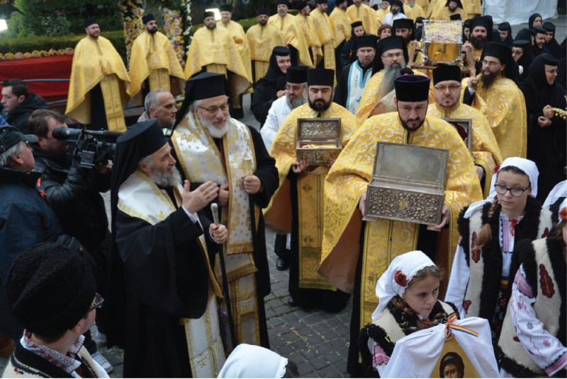 Raclele cu Sfintele Moaștele, în procesiune